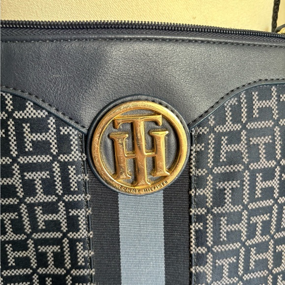 Tommy Hilfiger Navy crossover purse. - Picture 2 of 3